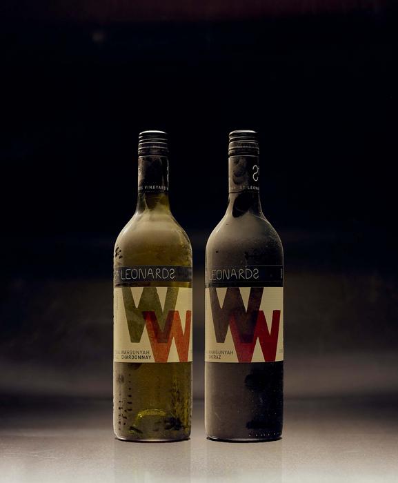 Ages white and red wines for home collectors